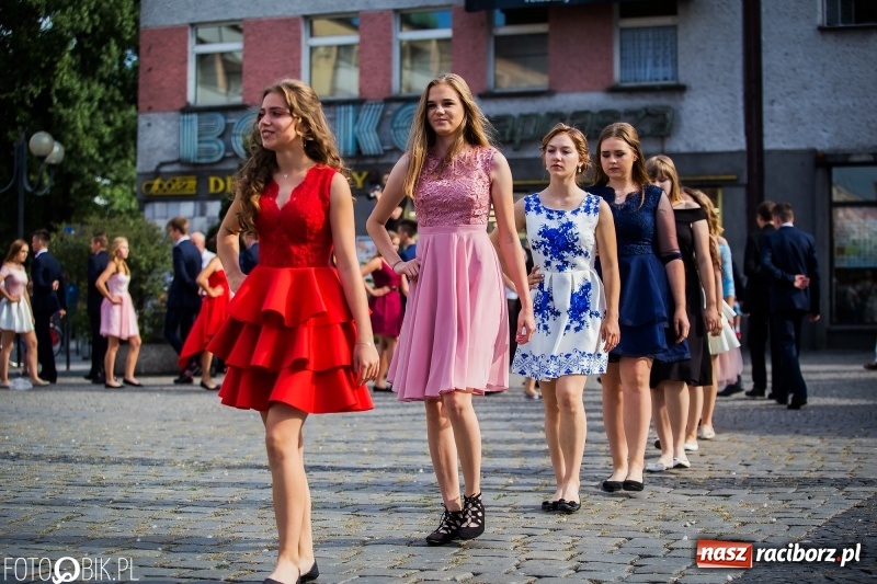 Zdjęcie w galerii na portalu naszraciborz.pl: Gimnazjaliści z Ostroga polonezem na rynku pożegnali szkołę  wiadomości z regionu