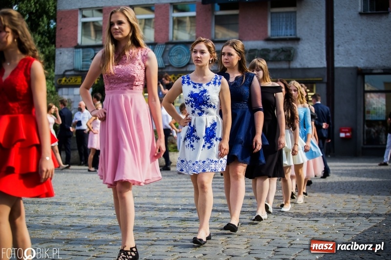 Zdjęcie w galerii na portalu naszraciborz.pl: Gimnazjaliści z Ostroga polonezem na rynku pożegnali szkołę  wiadomości z regionu
