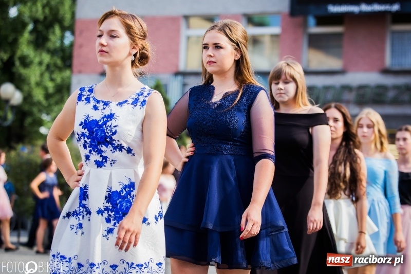 Zdjęcie w galerii na portalu naszraciborz.pl: Gimnazjaliści z Ostroga polonezem na rynku pożegnali szkołę  wiadomości z regionu