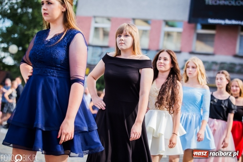Zdjęcie w galerii na portalu naszraciborz.pl: Gimnazjaliści z Ostroga polonezem na rynku pożegnali szkołę  wiadomości z regionu
