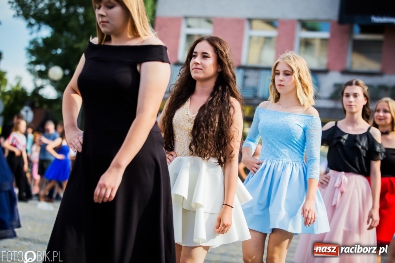 Zdjęcie w galerii na portalu naszraciborz.pl: Gimnazjaliści z Ostroga polonezem na rynku pożegnali szkołę  wiadomości z regionu