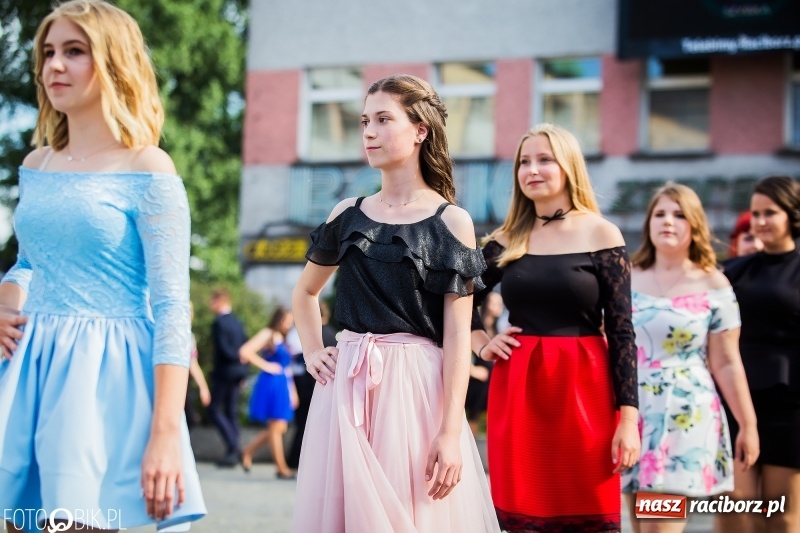 Zdjęcie w galerii na portalu naszraciborz.pl: Gimnazjaliści z Ostroga polonezem na rynku pożegnali szkołę  wiadomości z regionu