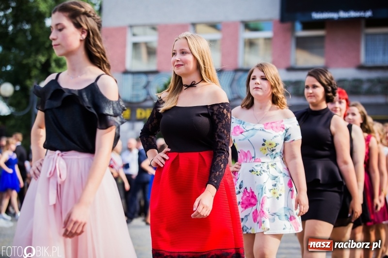 Zdjęcie w galerii na portalu naszraciborz.pl: Gimnazjaliści z Ostroga polonezem na rynku pożegnali szkołę  wiadomości z regionu