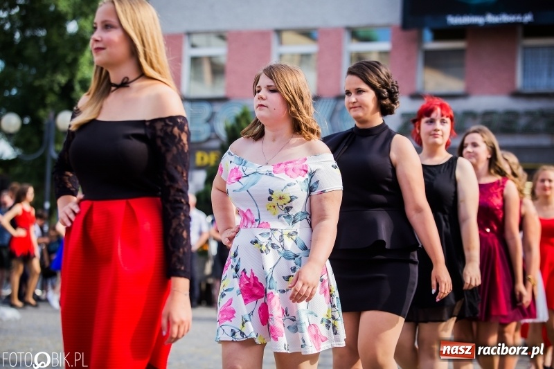 Zdjęcie w galerii na portalu naszraciborz.pl: Gimnazjaliści z Ostroga polonezem na rynku pożegnali szkołę  wiadomości z regionu