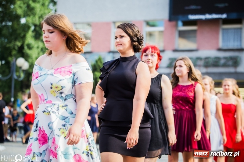 Zdjęcie w galerii na portalu naszraciborz.pl: Gimnazjaliści z Ostroga polonezem na rynku pożegnali szkołę  wiadomości z regionu