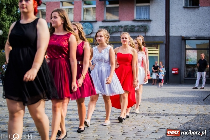 Zdjęcie w galerii na portalu naszraciborz.pl: Gimnazjaliści z Ostroga polonezem na rynku pożegnali szkołę  wiadomości z regionu