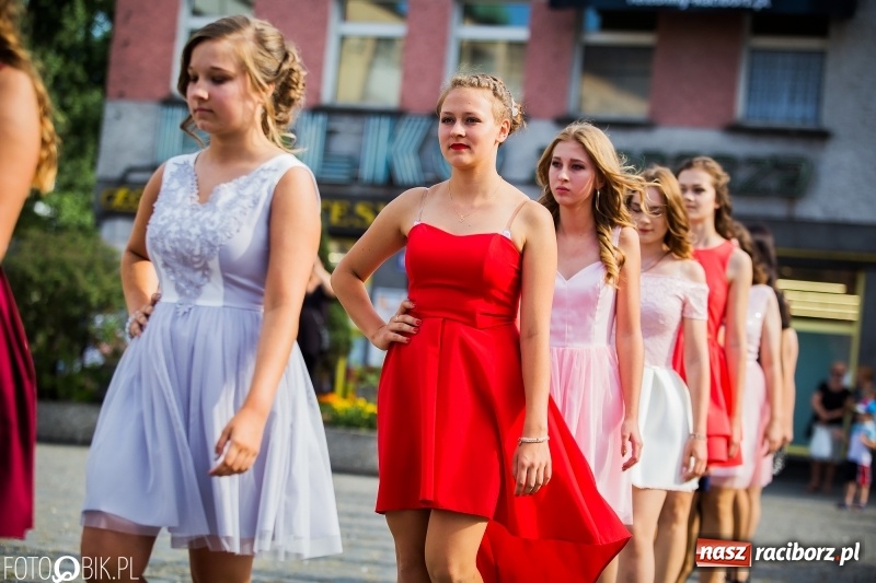 Zdjęcie w galerii na portalu naszraciborz.pl: Gimnazjaliści z Ostroga polonezem na rynku pożegnali szkołę  wiadomości z regionu