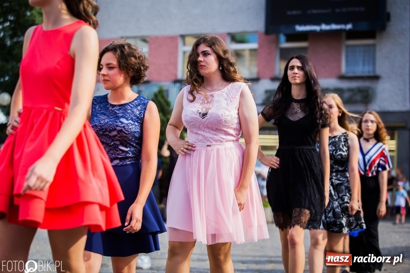 Zdjęcie w galerii na portalu naszraciborz.pl: Gimnazjaliści z Ostroga polonezem na rynku pożegnali szkołę  wiadomości z regionu