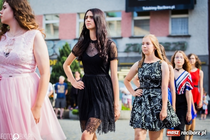 Zdjęcie w galerii na portalu naszraciborz.pl: Gimnazjaliści z Ostroga polonezem na rynku pożegnali szkołę  wiadomości z regionu