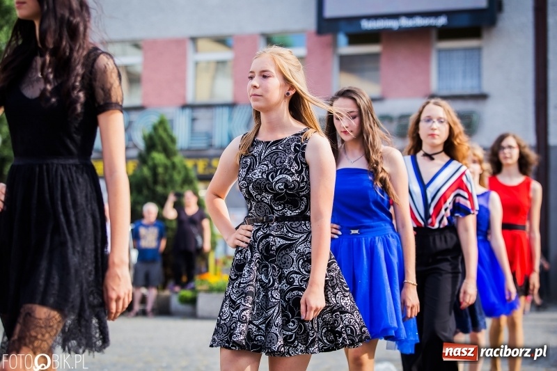 Zdjęcie w galerii na portalu naszraciborz.pl: Gimnazjaliści z Ostroga polonezem na rynku pożegnali szkołę  wiadomości z regionu