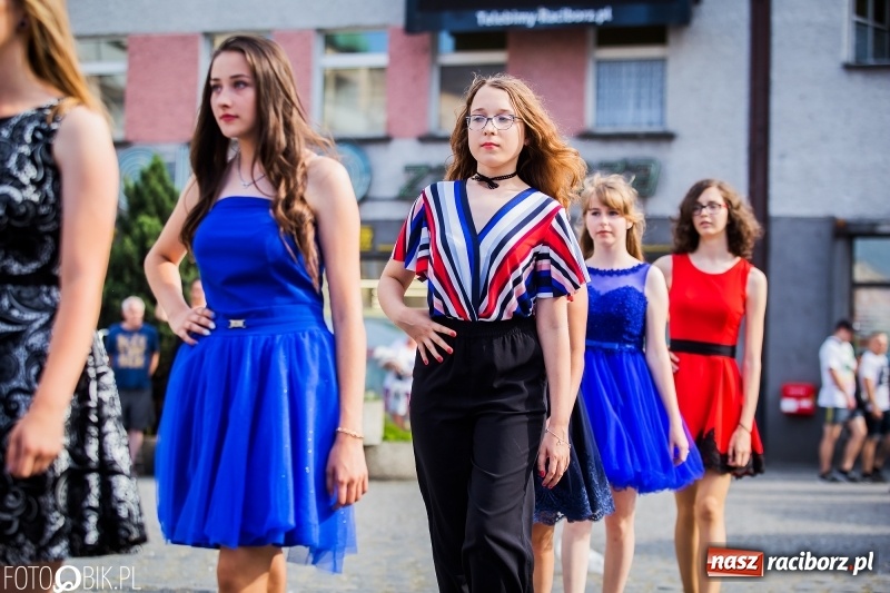 Zdjęcie w galerii na portalu naszraciborz.pl: Gimnazjaliści z Ostroga polonezem na rynku pożegnali szkołę  wiadomości z regionu