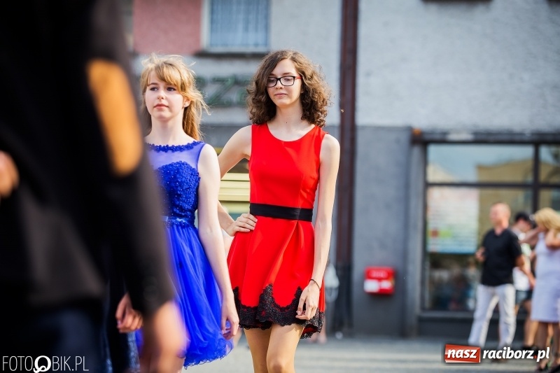 Zdjęcie w galerii na portalu naszraciborz.pl: Gimnazjaliści z Ostroga polonezem na rynku pożegnali szkołę  wiadomości z regionu