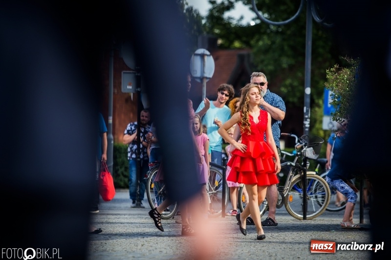 Zdjęcie w galerii na portalu naszraciborz.pl: Gimnazjaliści z Ostroga polonezem na rynku pożegnali szkołę  wiadomości z regionu