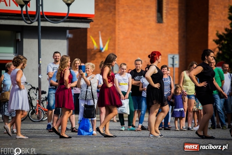 Zdjęcie w galerii na portalu naszraciborz.pl: Gimnazjaliści z Ostroga polonezem na rynku pożegnali szkołę  wiadomości z regionu