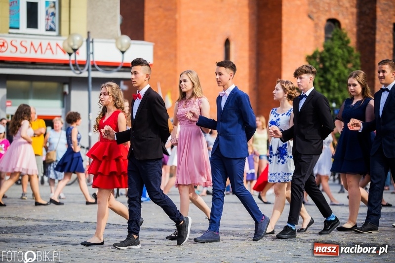 Zdjęcie w galerii na portalu naszraciborz.pl: Gimnazjaliści z Ostroga polonezem na rynku pożegnali szkołę  wiadomości z regionu