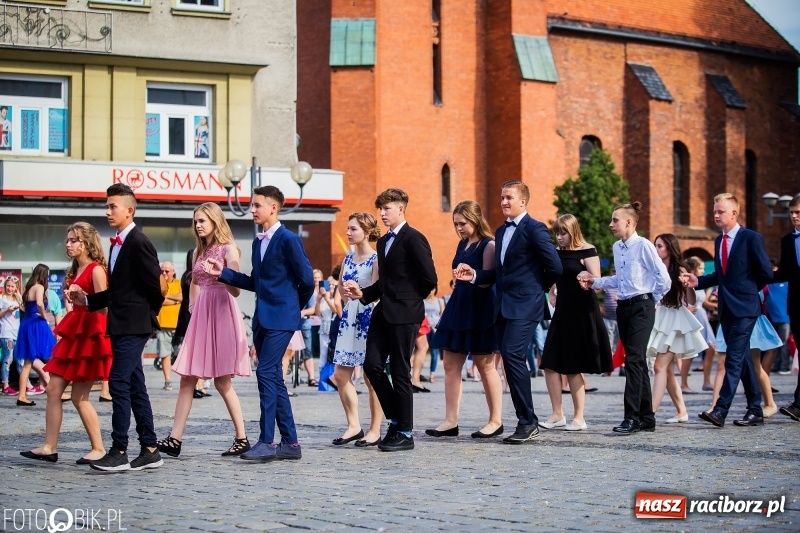 Zdjęcie w galerii na portalu naszraciborz.pl: Gimnazjaliści z Ostroga polonezem na rynku pożegnali szkołę  wiadomości z regionu