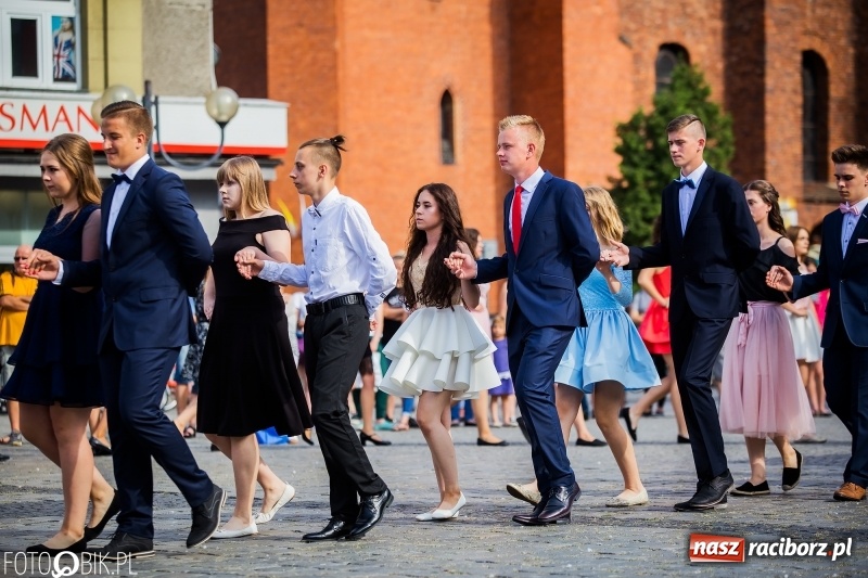 Zdjęcie w galerii na portalu naszraciborz.pl: Gimnazjaliści z Ostroga polonezem na rynku pożegnali szkołę  wiadomości z regionu