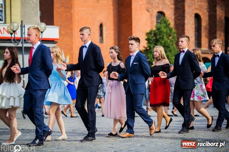 Zdjęcie w galerii na portalu naszraciborz.pl: Gimnazjaliści z Ostroga polonezem na rynku pożegnali szkołę  wiadomości z regionu