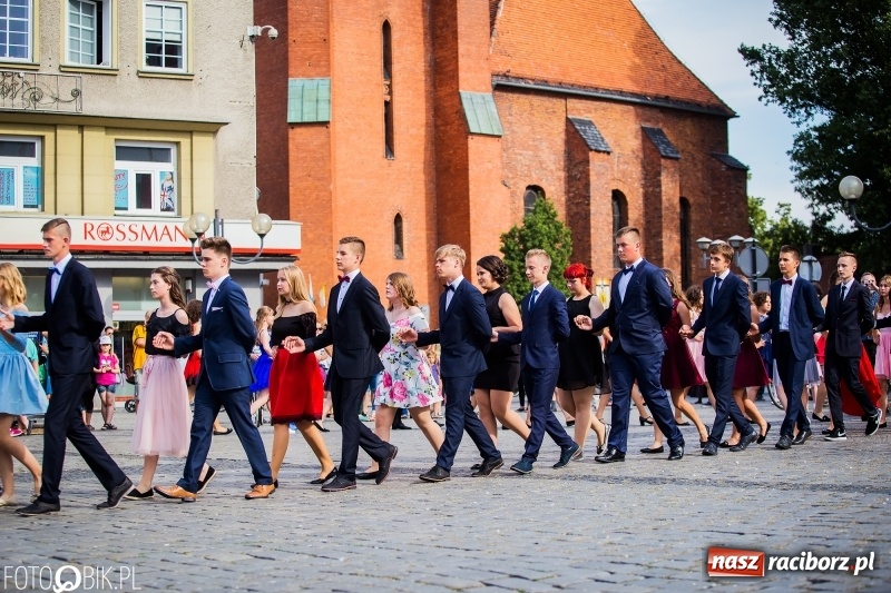 Zdjęcie w galerii na portalu naszraciborz.pl: Gimnazjaliści z Ostroga polonezem na rynku pożegnali szkołę  wiadomości z regionu