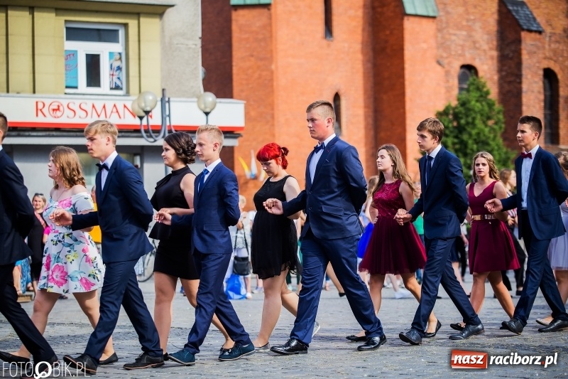 Zdjęcie w galerii na portalu naszraciborz.pl: Gimnazjaliści z Ostroga polonezem na rynku pożegnali szkołę  wiadomości z regionu