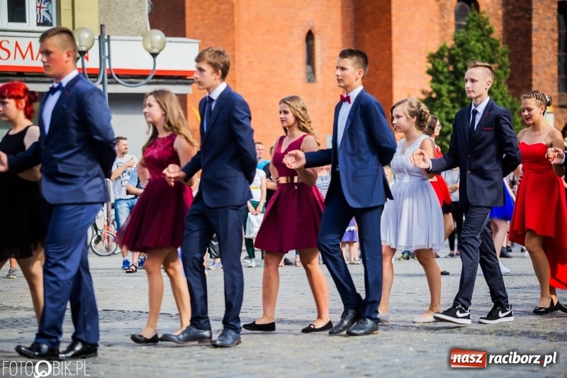 Zdjęcie w galerii na portalu naszraciborz.pl: Gimnazjaliści z Ostroga polonezem na rynku pożegnali szkołę  wiadomości z regionu