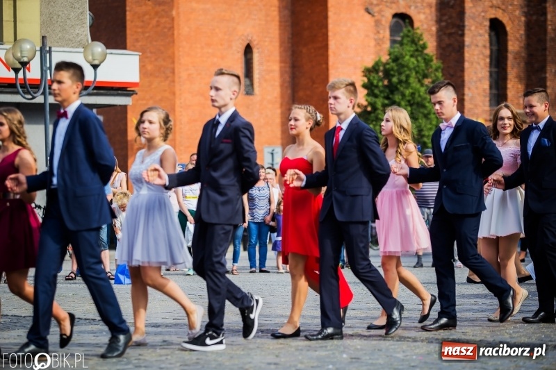 Zdjęcie w galerii na portalu naszraciborz.pl: Gimnazjaliści z Ostroga polonezem na rynku pożegnali szkołę  wiadomości z regionu