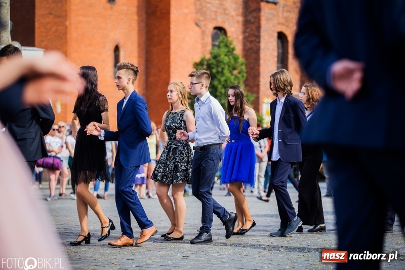 Zdjęcie w galerii na portalu naszraciborz.pl: Gimnazjaliści z Ostroga polonezem na rynku pożegnali szkołę  wiadomości z regionu