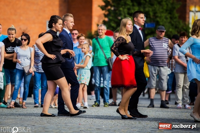 Zdjęcie w galerii na portalu naszraciborz.pl: Gimnazjaliści z Ostroga polonezem na rynku pożegnali szkołę  wiadomości z regionu