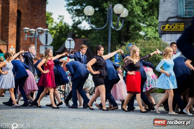 Zdjęcie w galerii na portalu naszraciborz.pl: Gimnazjaliści z Ostroga polonezem na rynku pożegnali szkołę  wiadomości z regionu