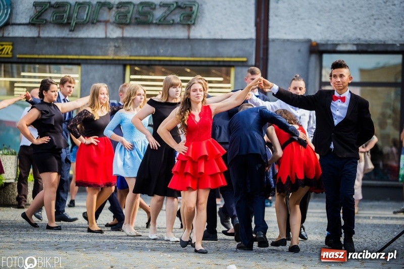 Zdjęcie w galerii na portalu naszraciborz.pl: Gimnazjaliści z Ostroga polonezem na rynku pożegnali szkołę  wiadomości z regionu