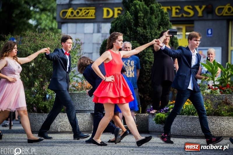 Zdjęcie w galerii na portalu naszraciborz.pl: Gimnazjaliści z Ostroga polonezem na rynku pożegnali szkołę  wiadomości z regionu