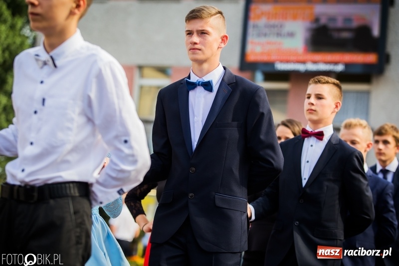 Zdjęcie w galerii na portalu naszraciborz.pl: Gimnazjaliści z Ostroga polonezem na rynku pożegnali szkołę  wiadomości z regionu