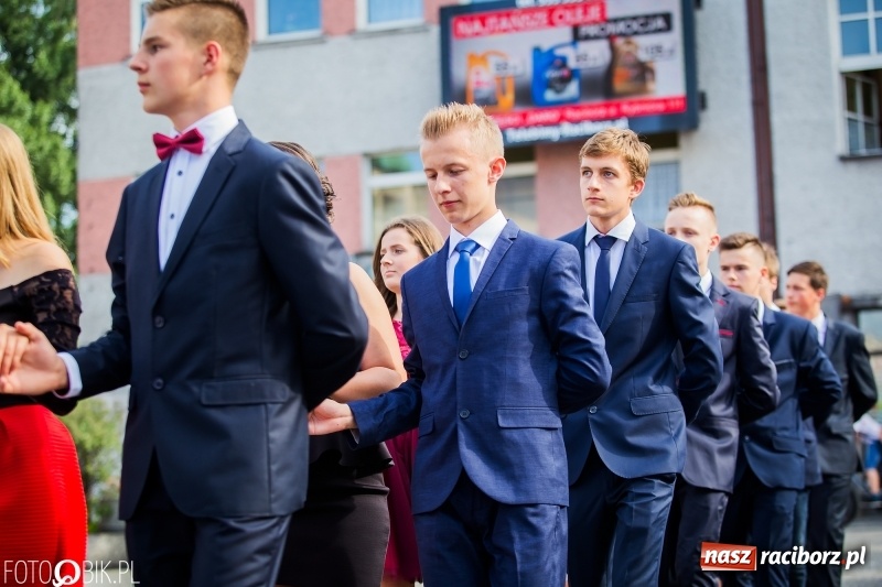 Zdjęcie w galerii na portalu naszraciborz.pl: Gimnazjaliści z Ostroga polonezem na rynku pożegnali szkołę  wiadomości z regionu