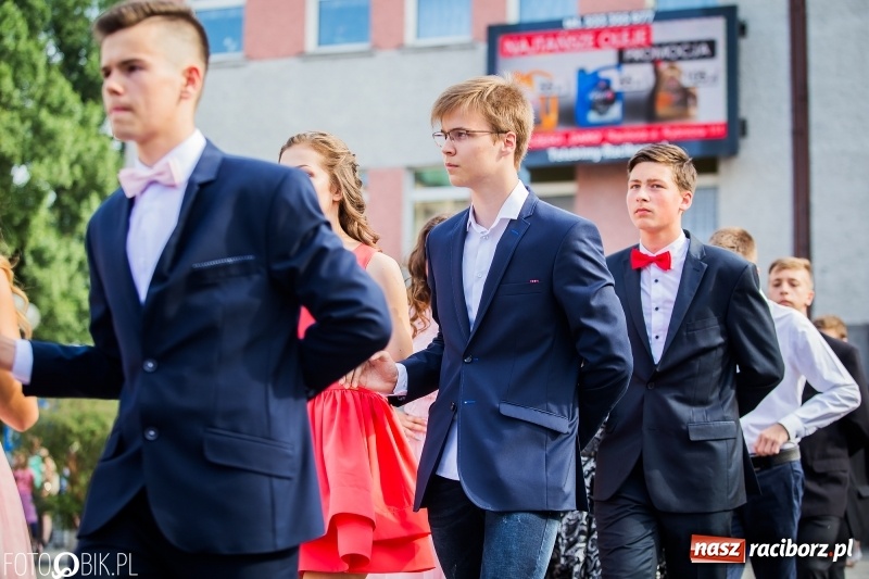 Zdjęcie w galerii na portalu naszraciborz.pl: Gimnazjaliści z Ostroga polonezem na rynku pożegnali szkołę  wiadomości z regionu