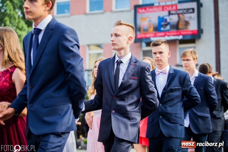 Zdjęcie w galerii na portalu naszraciborz.pl: Gimnazjaliści z Ostroga polonezem na rynku pożegnali szkołę  wiadomości z regionu