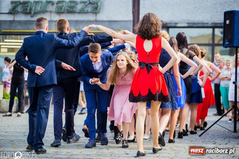 Zdjęcie w galerii na portalu naszraciborz.pl: Gimnazjaliści z Ostroga polonezem na rynku pożegnali szkołę  wiadomości z regionu