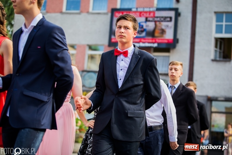 Zdjęcie w galerii na portalu naszraciborz.pl: Gimnazjaliści z Ostroga polonezem na rynku pożegnali szkołę  wiadomości z regionu