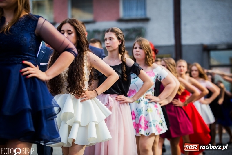 Zdjęcie w galerii na portalu naszraciborz.pl: Gimnazjaliści z Ostroga polonezem na rynku pożegnali szkołę  wiadomości z regionu