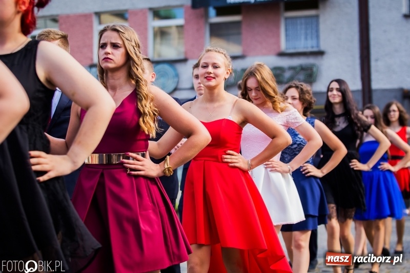 Zdjęcie w galerii na portalu naszraciborz.pl: Gimnazjaliści z Ostroga polonezem na rynku pożegnali szkołę  wiadomości z regionu