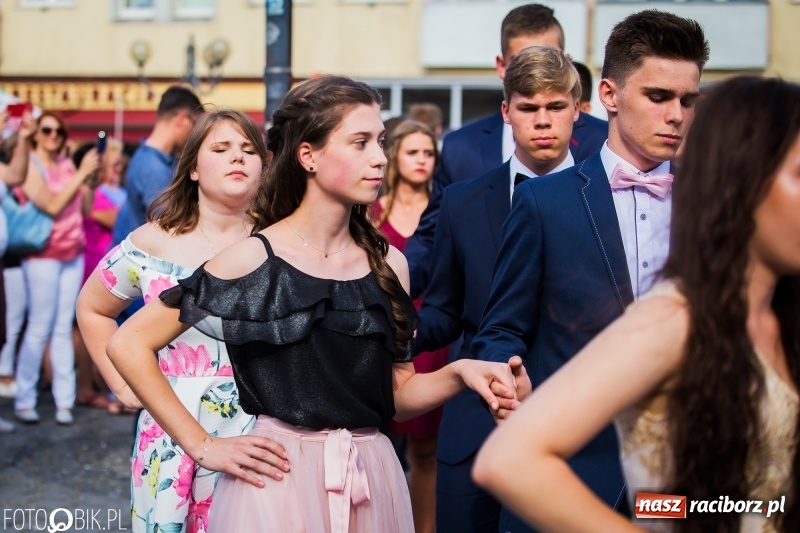 Zdjęcie w galerii na portalu naszraciborz.pl: Gimnazjaliści z Ostroga polonezem na rynku pożegnali szkołę  wiadomości z regionu