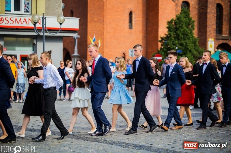 Zdjęcie w galerii na portalu naszraciborz.pl: Gimnazjaliści z Ostroga polonezem na rynku pożegnali szkołę  wiadomości z regionu
