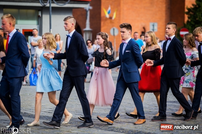 Zdjęcie w galerii na portalu naszraciborz.pl: Gimnazjaliści z Ostroga polonezem na rynku pożegnali szkołę  wiadomości z regionu