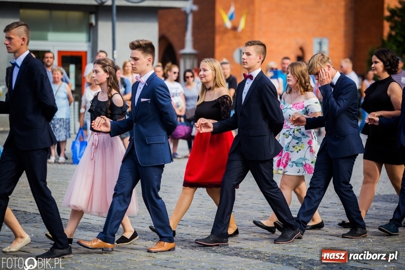 Zdjęcie w galerii na portalu naszraciborz.pl: Gimnazjaliści z Ostroga polonezem na rynku pożegnali szkołę  wiadomości z regionu