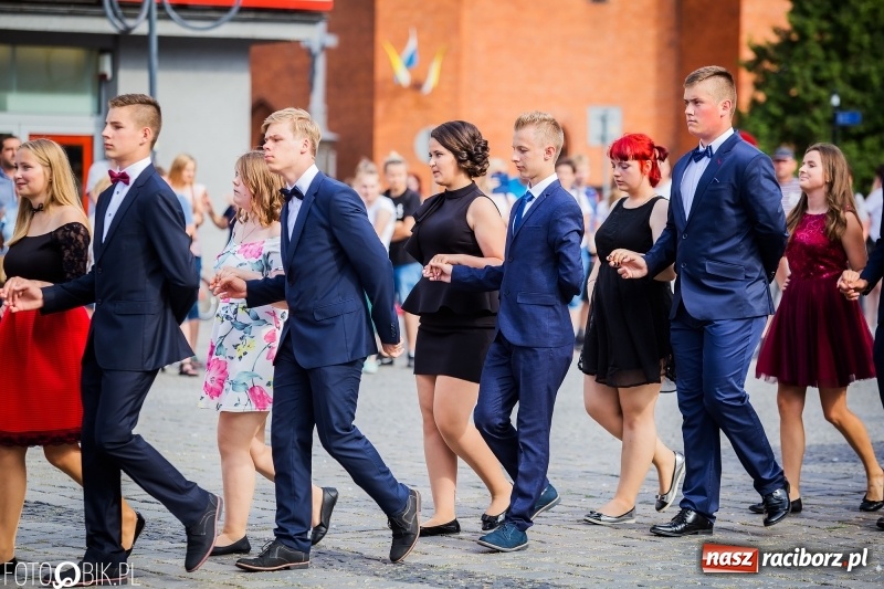 Zdjęcie w galerii na portalu naszraciborz.pl: Gimnazjaliści z Ostroga polonezem na rynku pożegnali szkołę  wiadomości z regionu