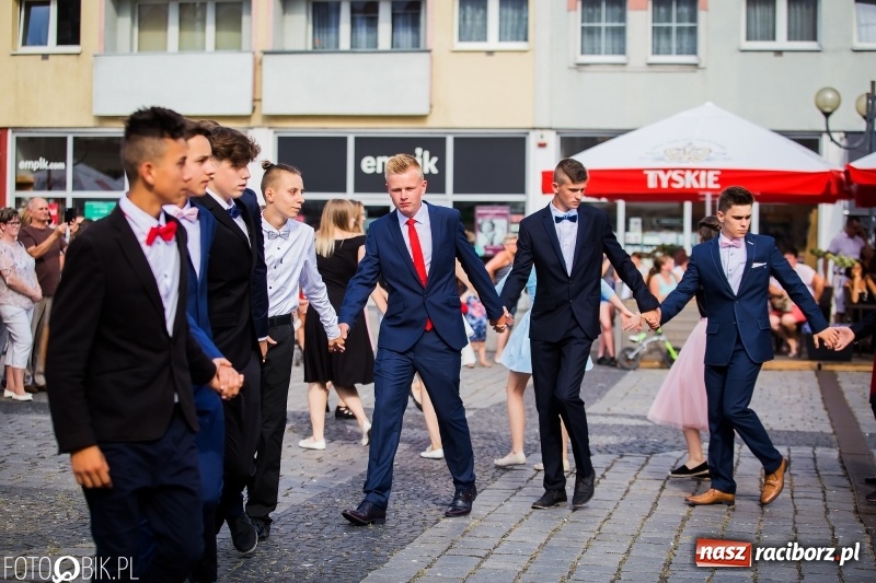 Zdjęcie w galerii na portalu naszraciborz.pl: Gimnazjaliści z Ostroga polonezem na rynku pożegnali szkołę  wiadomości z regionu