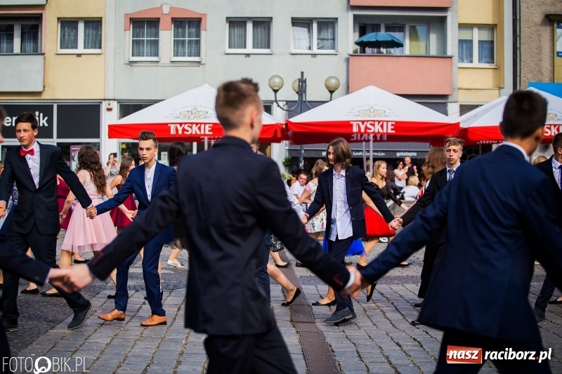 Zdjęcie w galerii na portalu naszraciborz.pl: Gimnazjaliści z Ostroga polonezem na rynku pożegnali szkołę  wiadomości z regionu