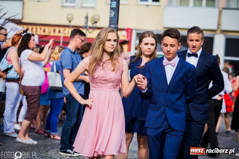 Zdjęcie w galerii na portalu naszraciborz.pl: Gimnazjaliści z Ostroga polonezem na rynku pożegnali szkołę  wiadomości z regionu