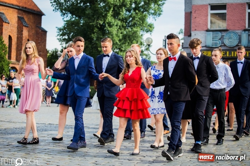 Zdjęcie w galerii na portalu naszraciborz.pl: Gimnazjaliści z Ostroga polonezem na rynku pożegnali szkołę  wiadomości z regionu