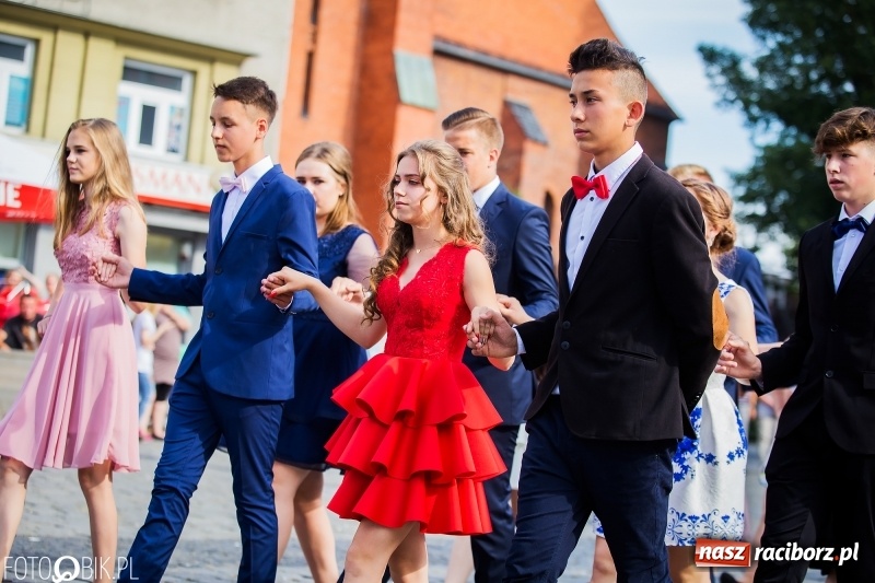 Zdjęcie w galerii na portalu naszraciborz.pl: Gimnazjaliści z Ostroga polonezem na rynku pożegnali szkołę  wiadomości z regionu