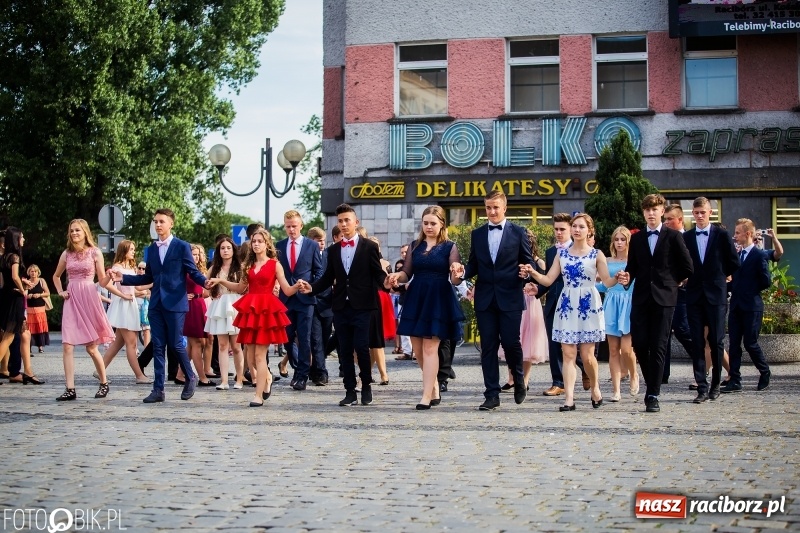 Zdjęcie w galerii na portalu naszraciborz.pl: Gimnazjaliści z Ostroga polonezem na rynku pożegnali szkołę  wiadomości z regionu